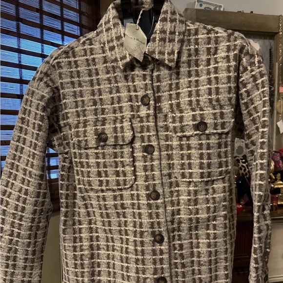 Hem & Thread Tops - Tan Plaid OVERSIZED Shacket button down shirt Women’s Size S